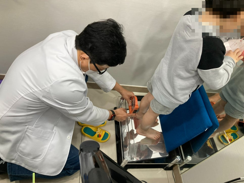 신발 밑창 한쪽만 유독 빨리 닳나요? 그냥 두면 생기는 문제 2가지