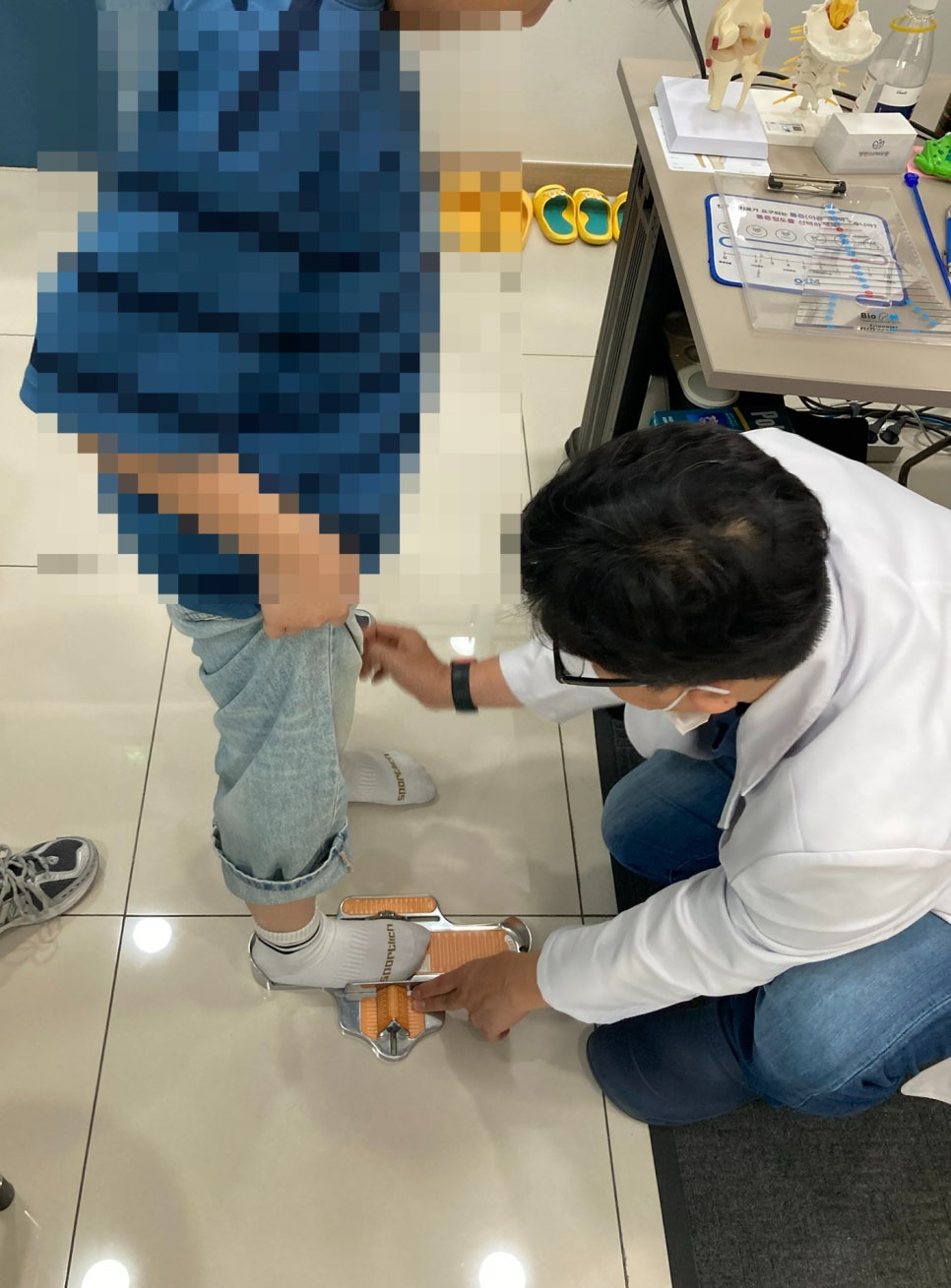 아이 신발 앞쪽 여유 공간 확인하기
